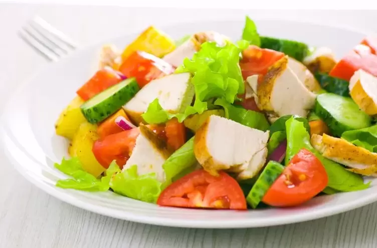 vegetable and chicken salad for a carb-free diet