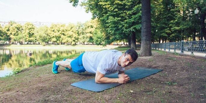 man doing a plank to lose weight